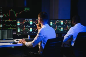 Traders analyzing multiple forex charts on monitors, focusing on market patterns with discipline and data-driven strategy in 2025.